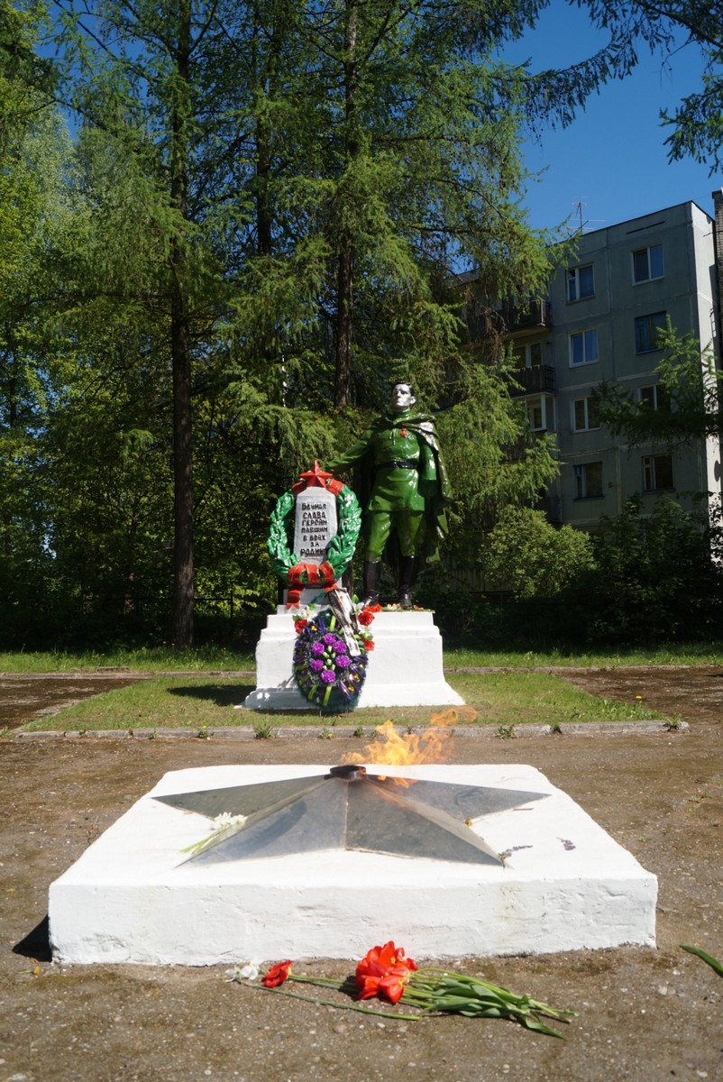 Мемориал в Невеле: Вечный огонь и памятник павшим бойцам.