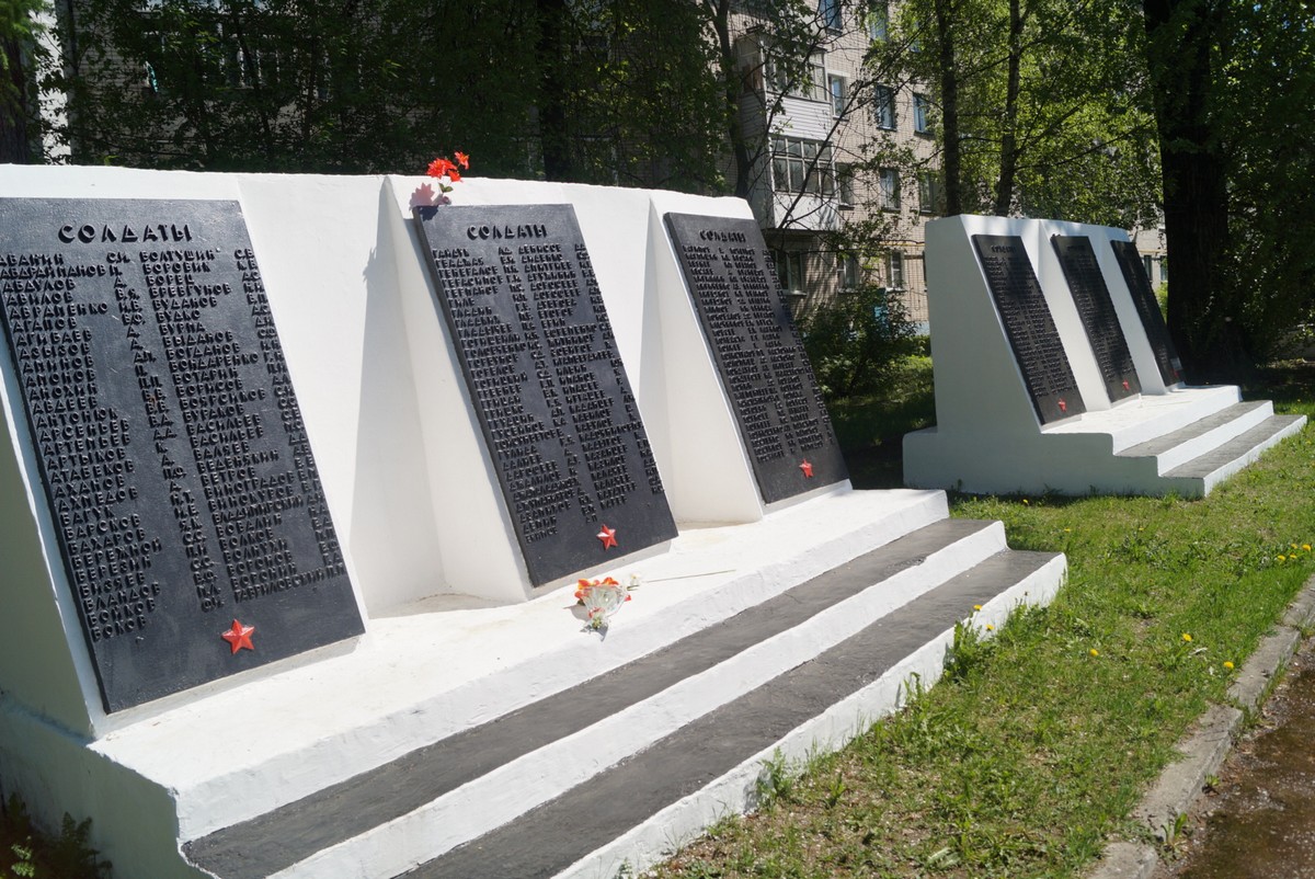 Мемориал в Невеле: братское кладбище.
