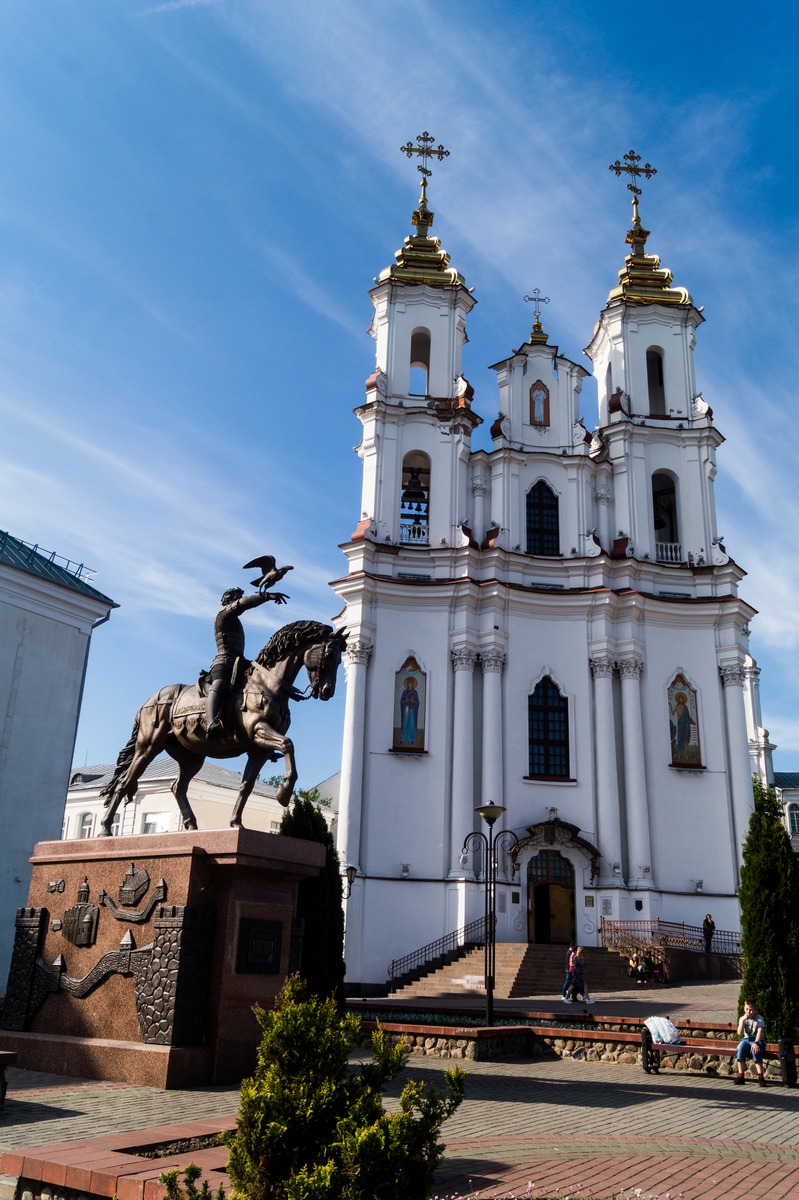 Витебск. Воскресенская церковь и памятник Ольгерду.