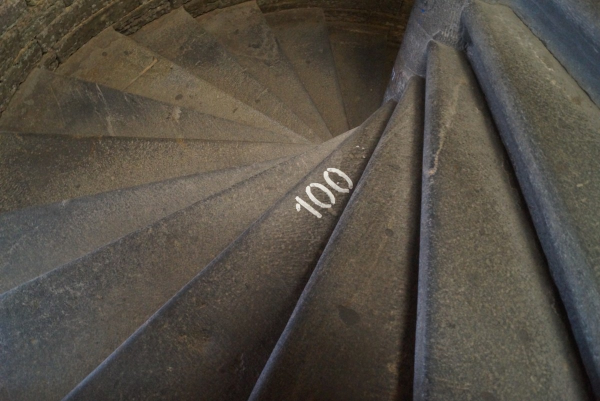 На лестнице Исаакиевского собора. Уже вниз - это легче. 100.