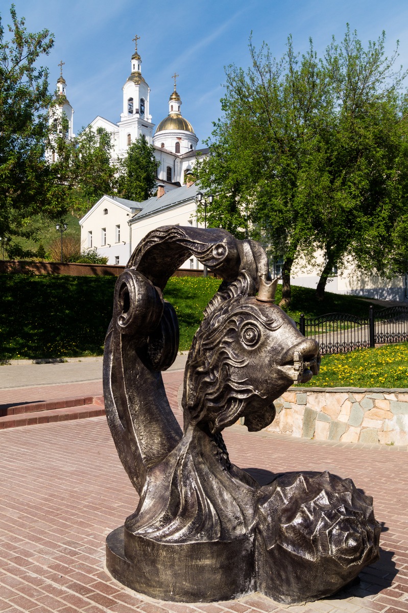 Витебск. Скульптура "Рыбка" около устья Витьбы.