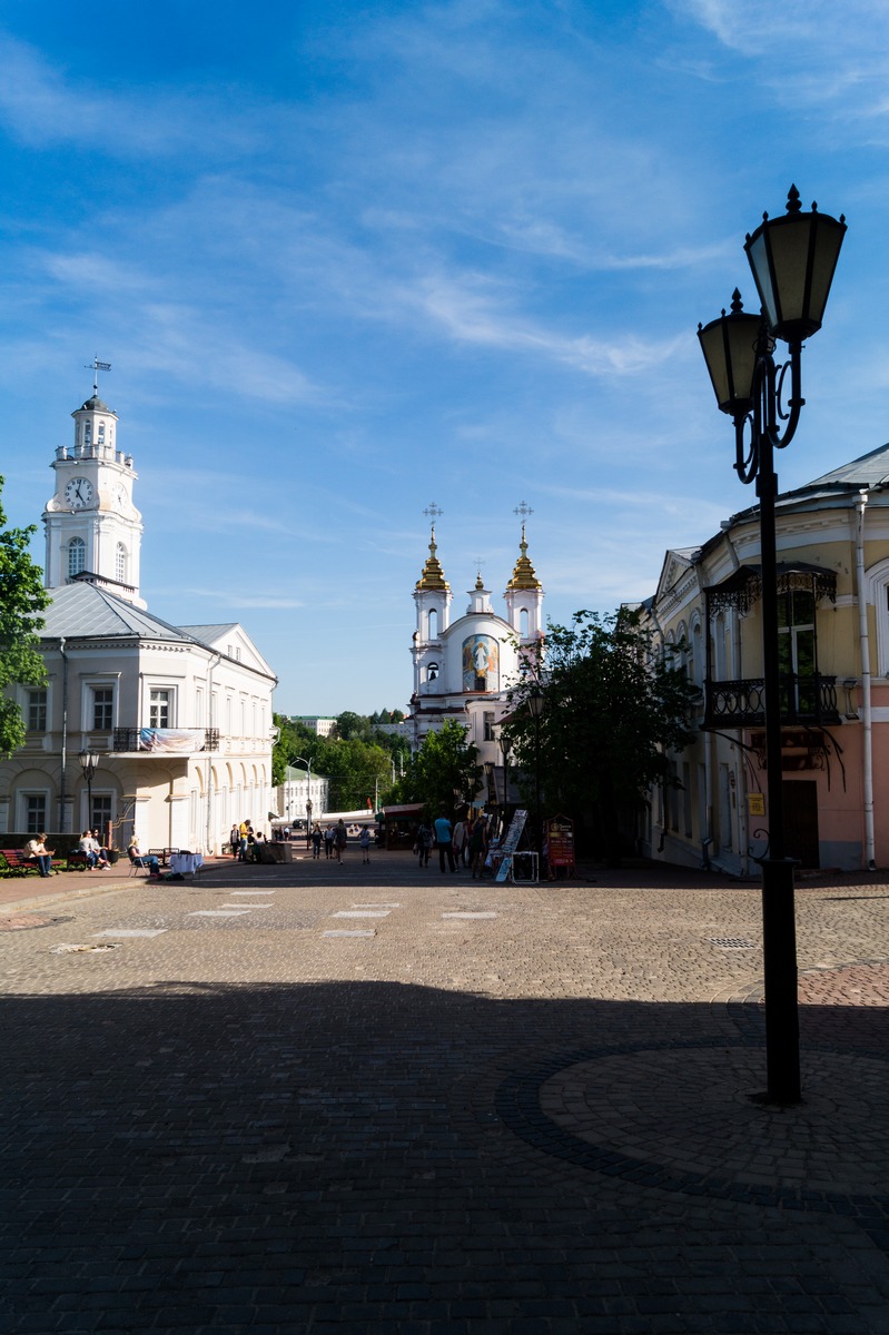 Вмтебск. На улице Суворова. Вид на Ратушу и Воскресенскую церковь.