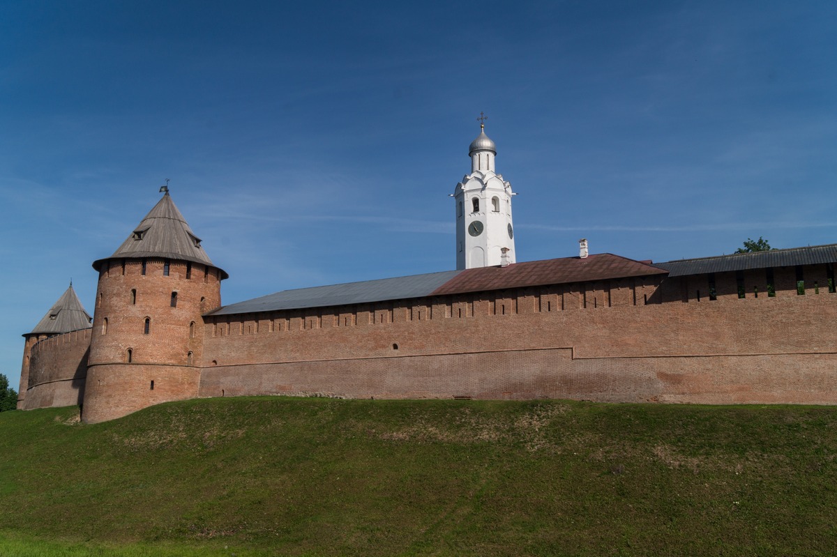 Новгородский кремль. Метрополичья башня (15 век) и Часозвоня.