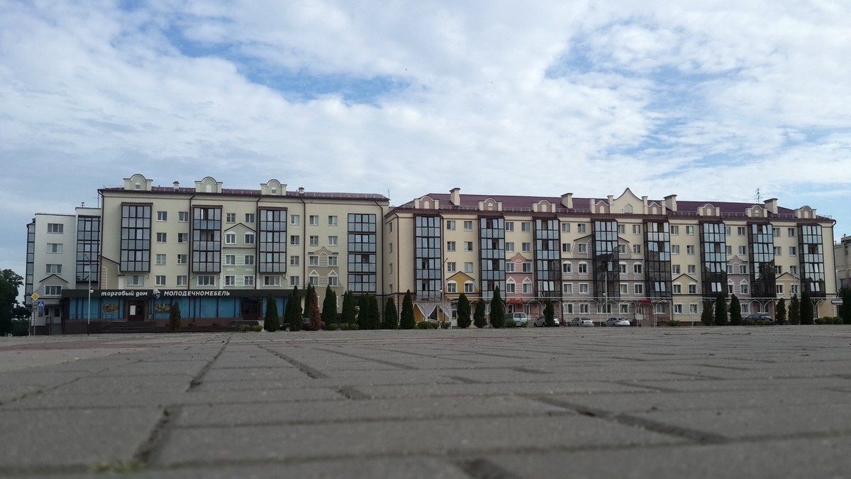 Пинск. Симпатичные жилые дома на площади Ленина.