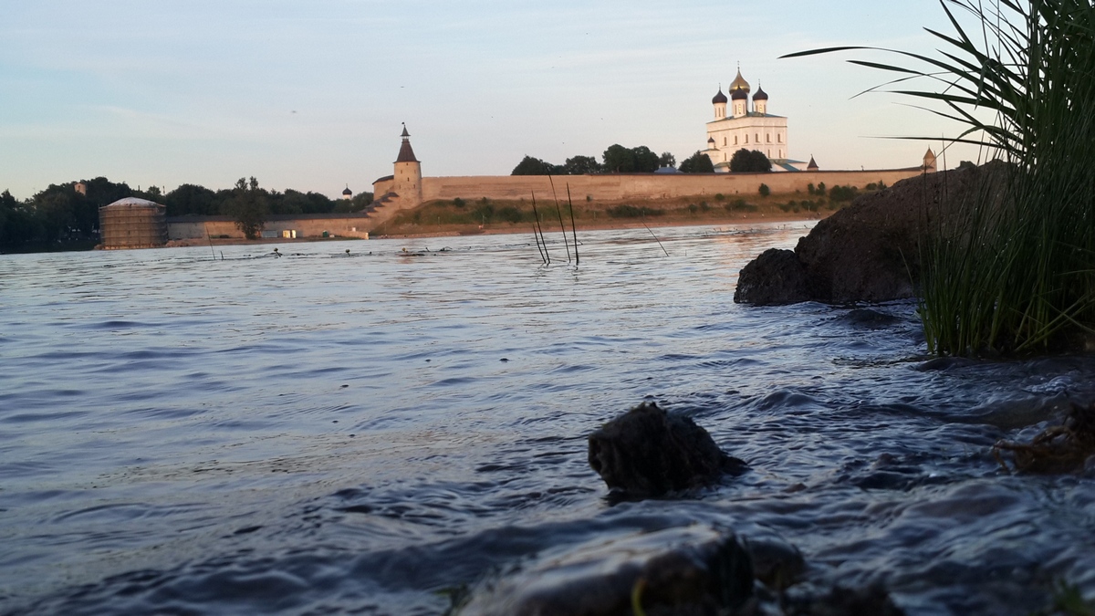 Псков. На реке Великой с видом на Псковский кремль.