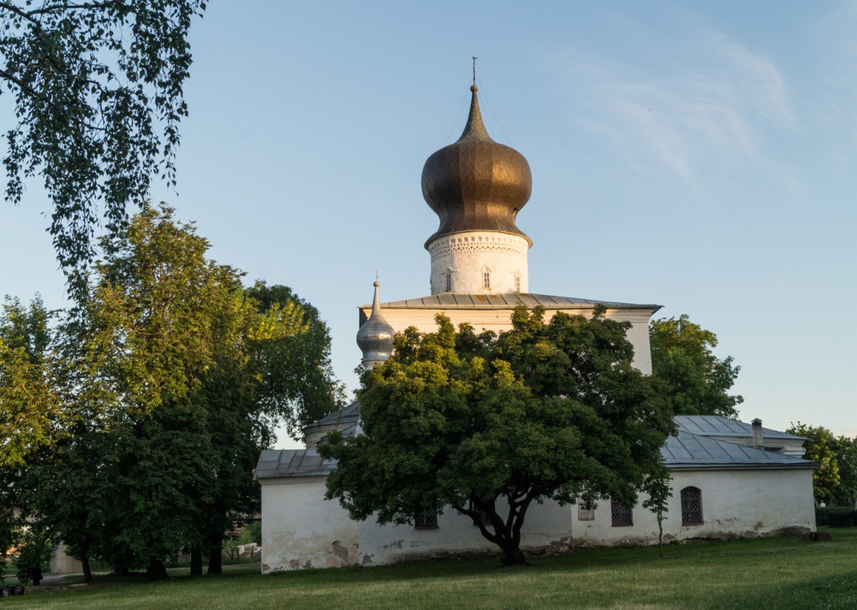 Псков. Успенская церковь «С Пароменья» на Ольгинской набережной.