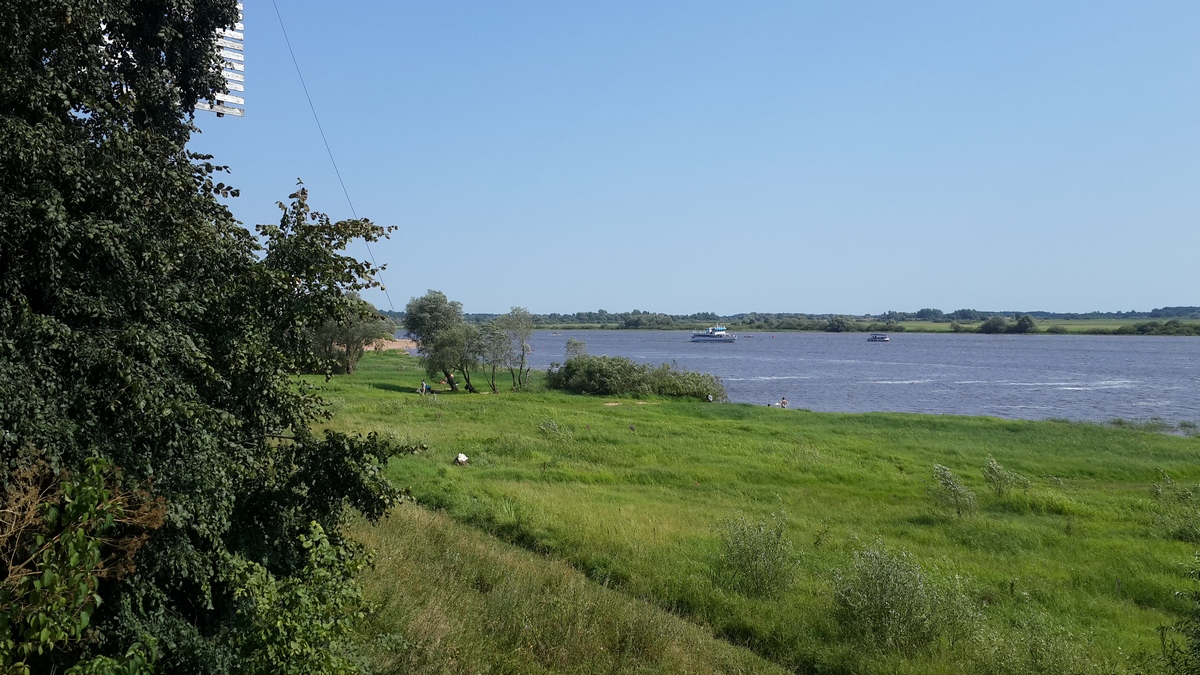 Река Волхов под Новгородом. Вид с относительно высокого берега.