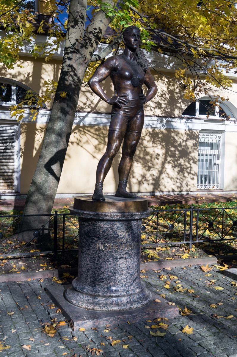 Скульптура Натальи Воробьевой - олимпийской чемпионки по вольной борьбе в Лондоне-2012.