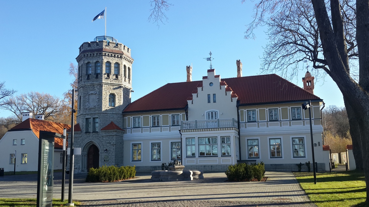Таллин. У музея истории Эстонии.
