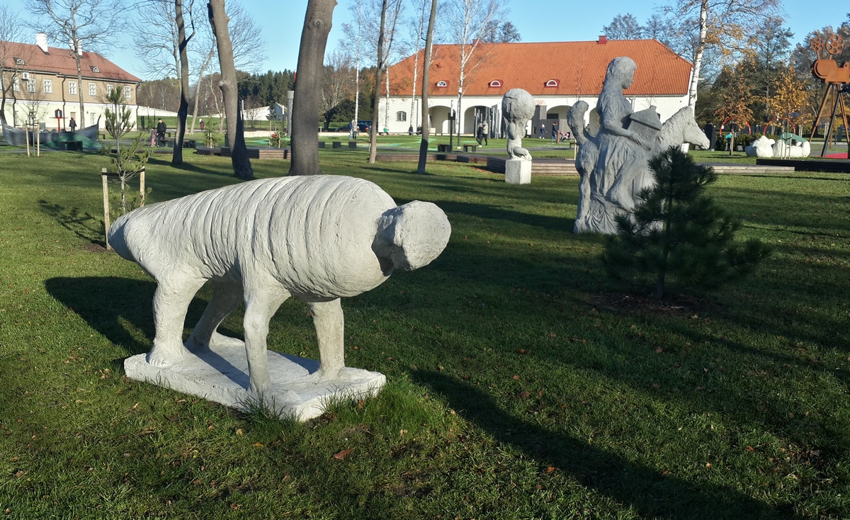 Таллин. У замка Маарьямяэ. Скульптуры в парке или странное воображение современных художников.