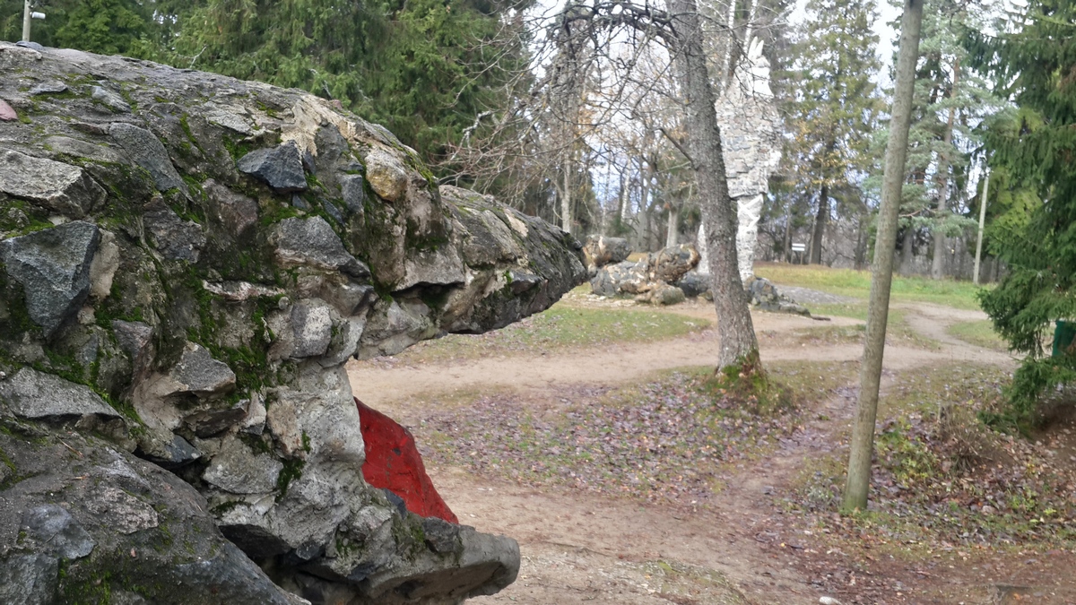 Таллин. В парке Глена. Скульптура крокодила. Страшная пасть.