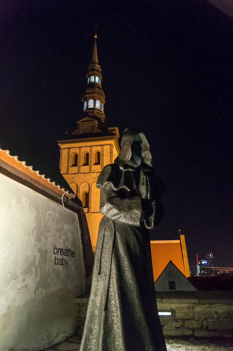 Вечерний Таллин. Фигура монаха в Саду Датского короля.