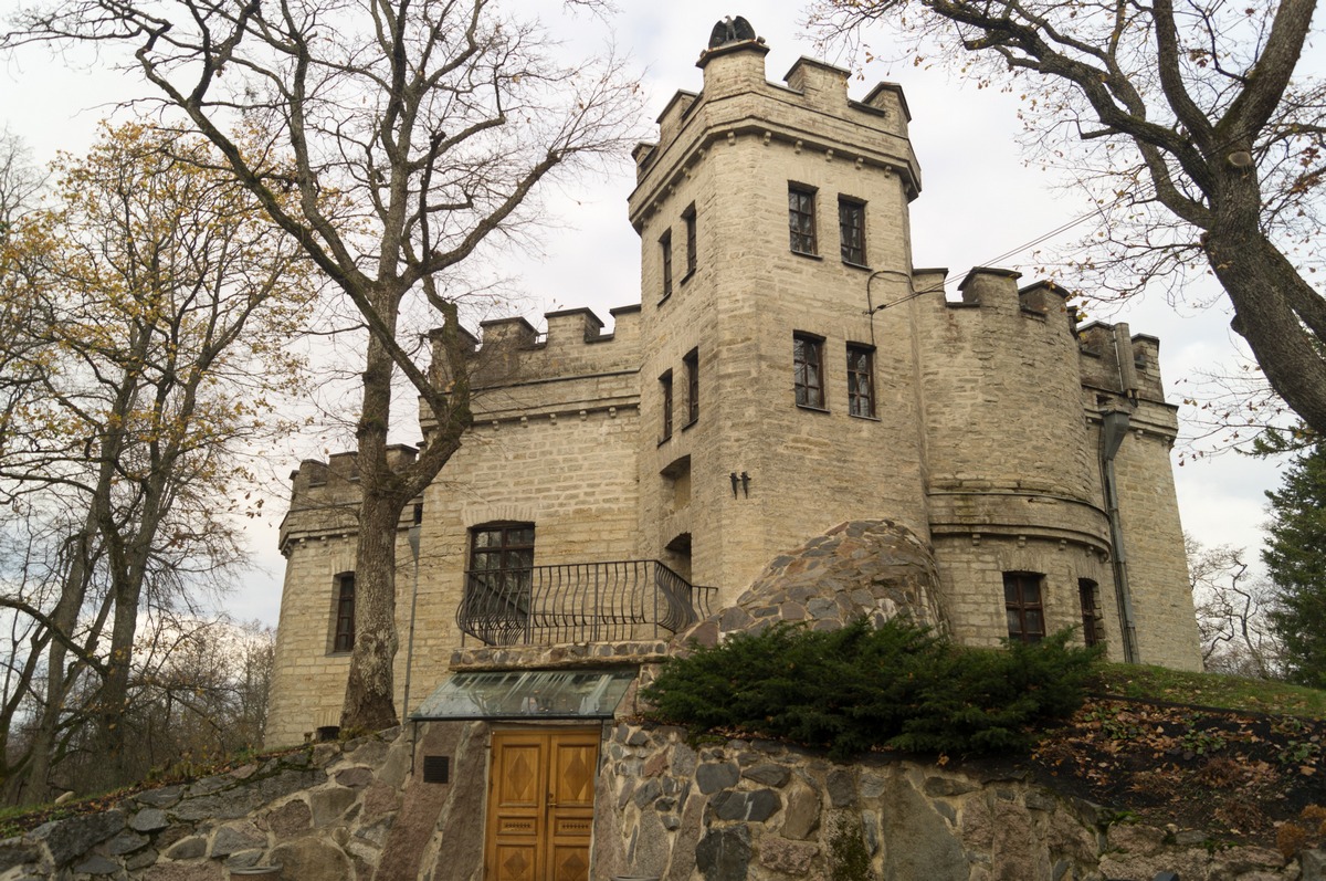 Таллин. Замок Глена в одноименном парке.