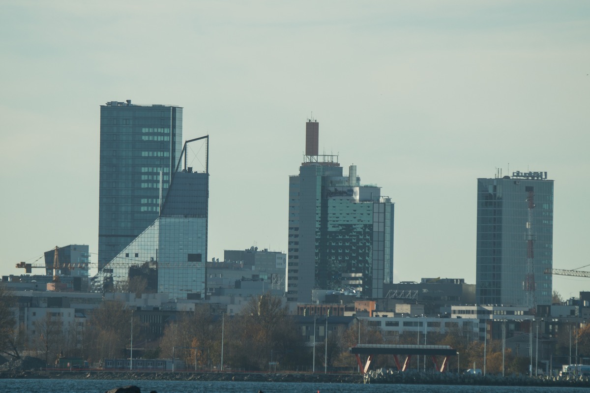 Таллин. На Таллинском заливе. Вид деловой центр. Новый облик средневекового города.