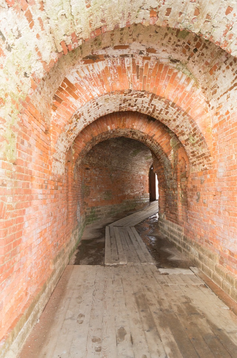 Копорская крепость. Арочный коридор-тоннель при входе в крепость.
