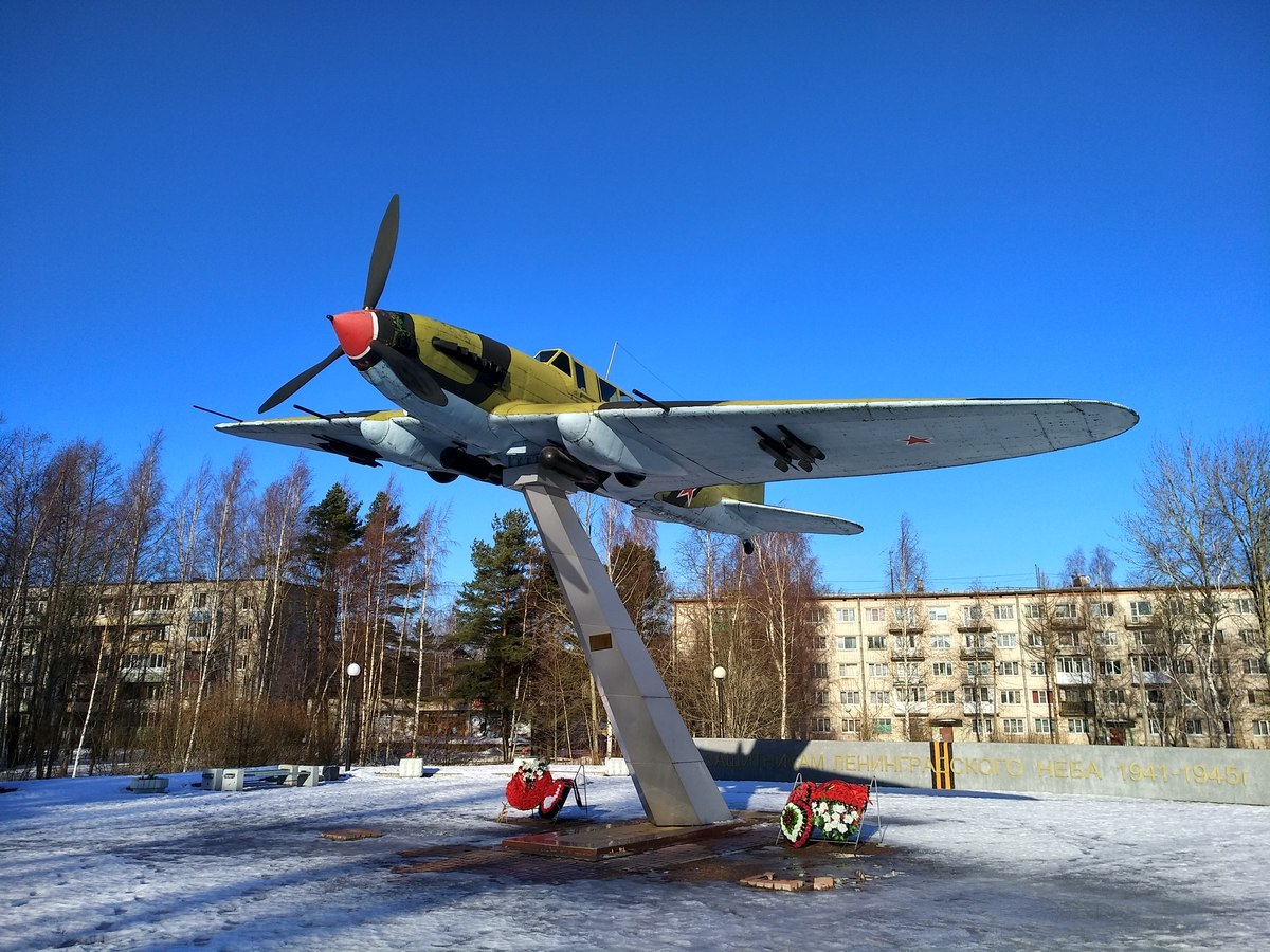 Лебяжье. Штурмовик Ил-2 на мемориале «Защитникам Ленинградского неба».