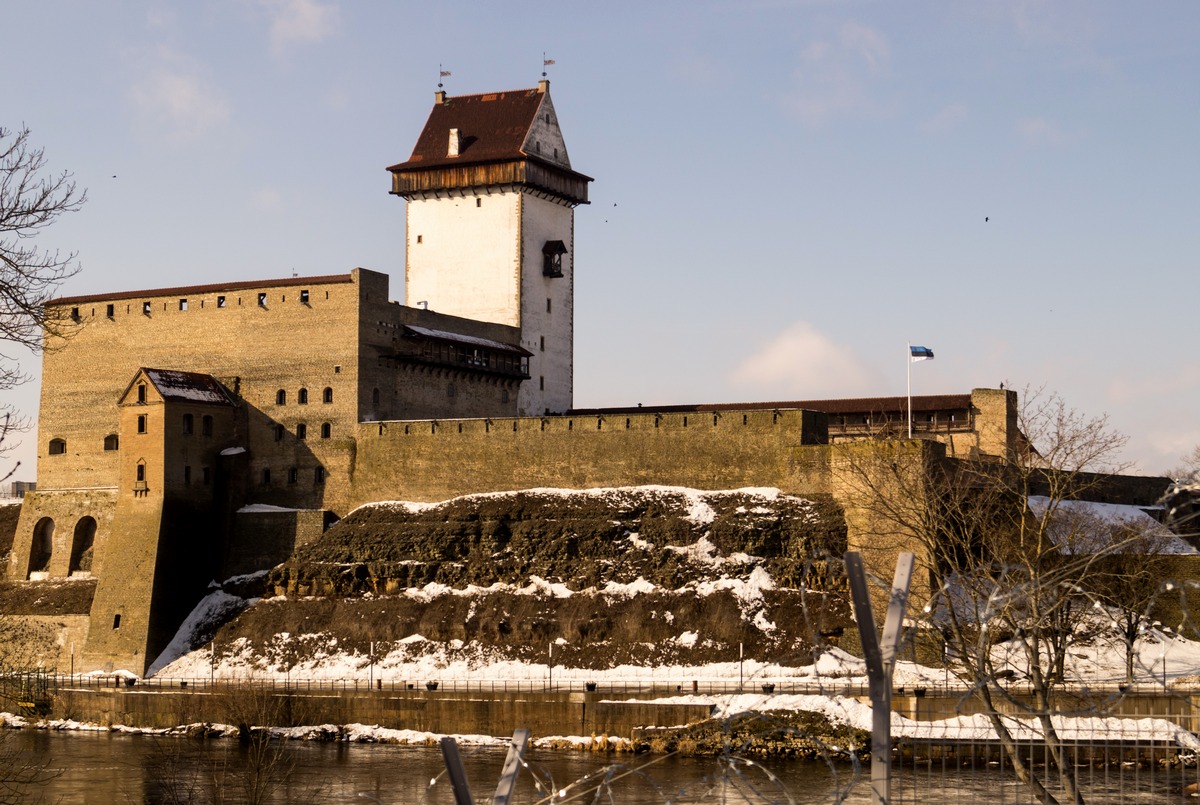 У стен Ивангородской крепости. Вид на Нарвский замок.