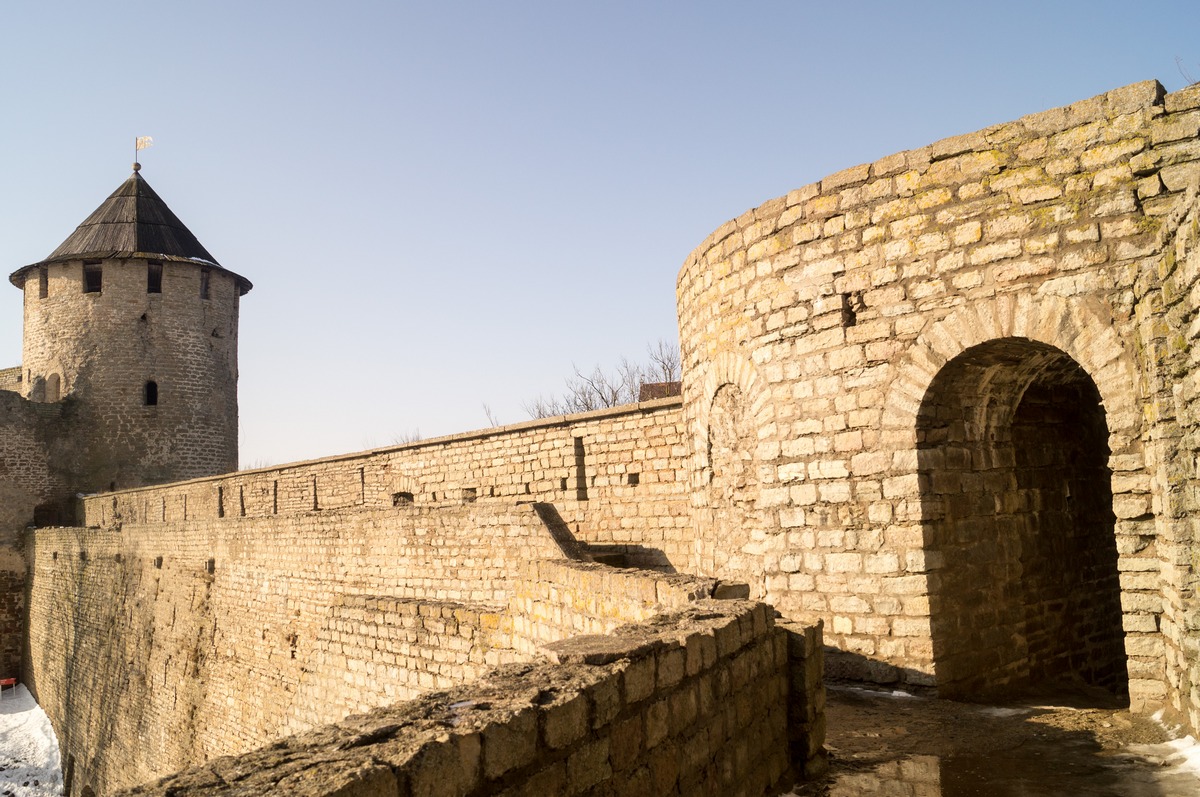 На стенах Ивангородской крепости. Около входа в башню Наместника.