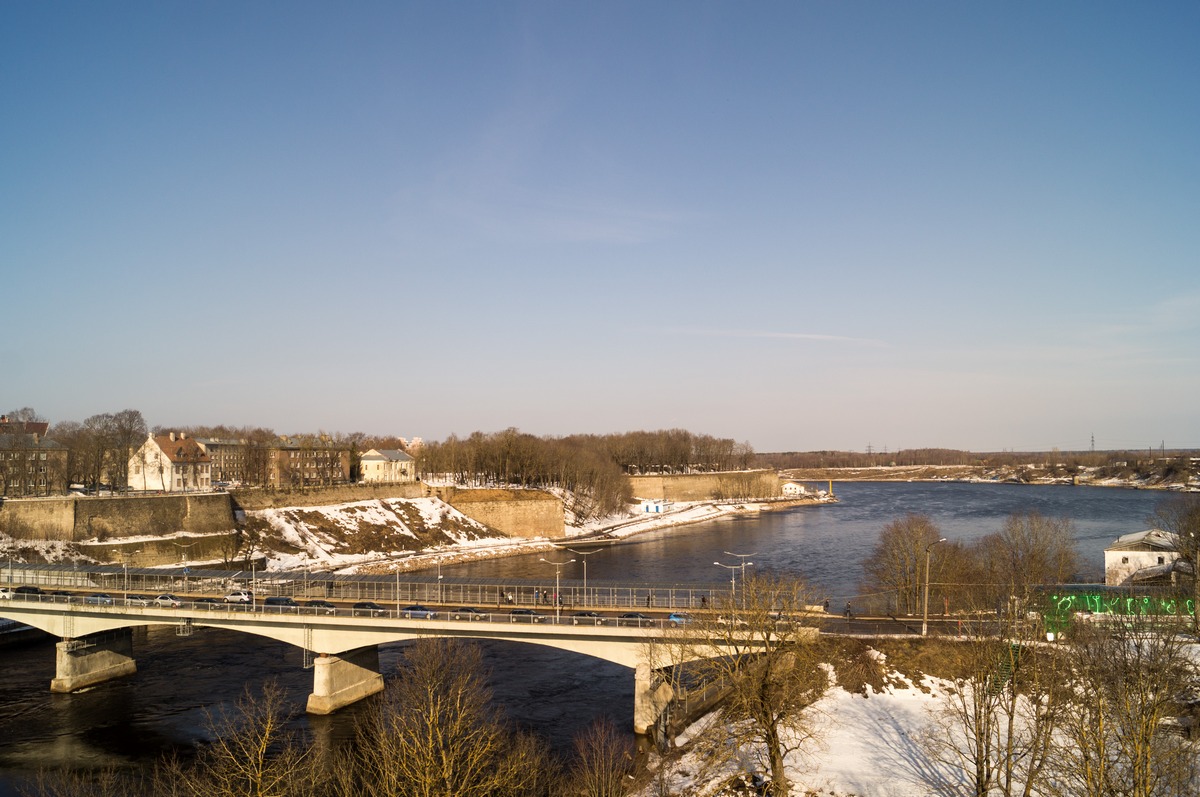 На стенах Ивангородской крепости. Город Нарва и река Нарва. И еще мост в Евросоюз.