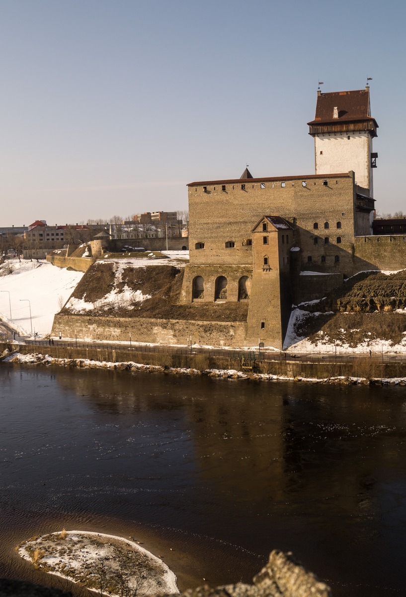 Нарвский замок на берегу реки Нарвы (Наровы).