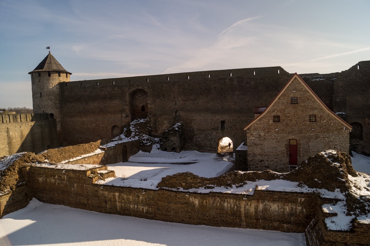На стенах Ивангородской крепости. Пороховой амбар и Воротная башня.