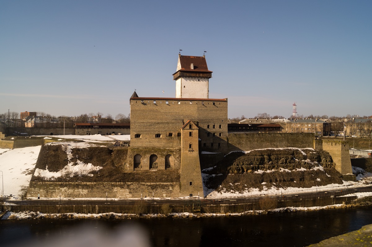 На стенах Ивангородской крепости. Вид на Нарвский замок.
