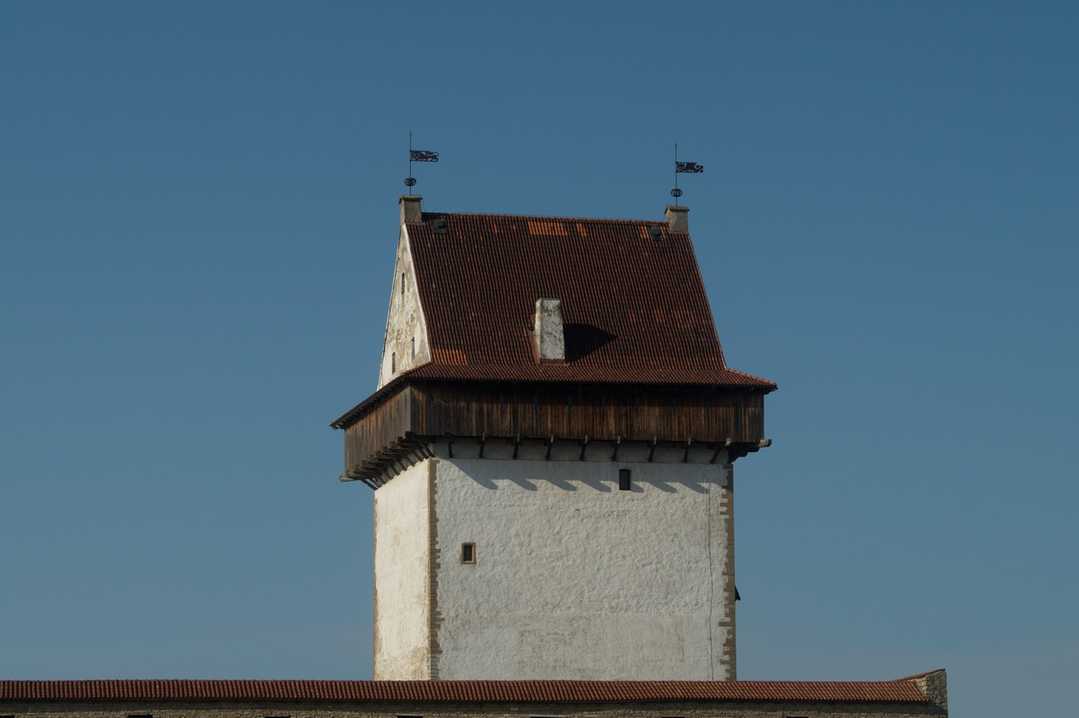 На стенах Ивангородской крепости. Верхушка башни Длинный Герман в Нарвском замке.