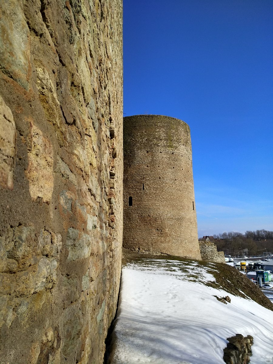 У стен Ивангородской крепости.