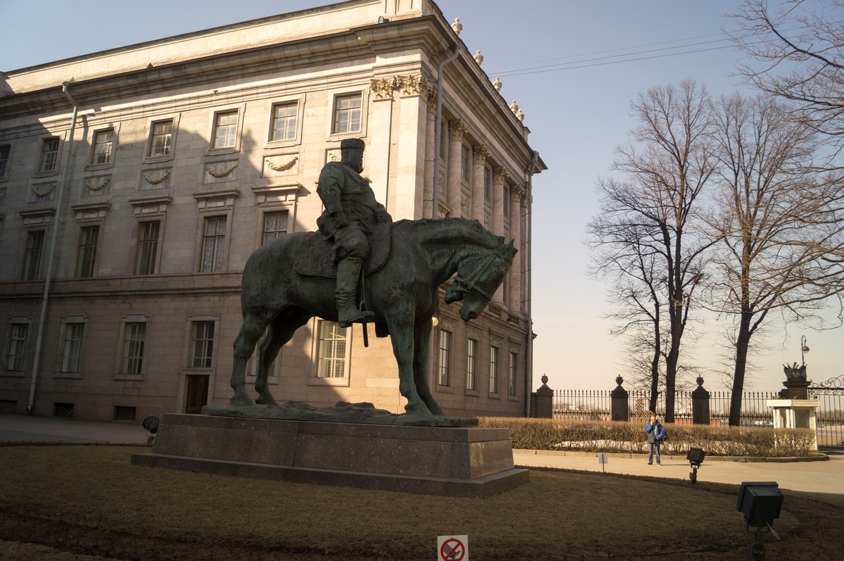 Санкт-Петербург. Памятник Александру III у входа в Мраморный дворец.