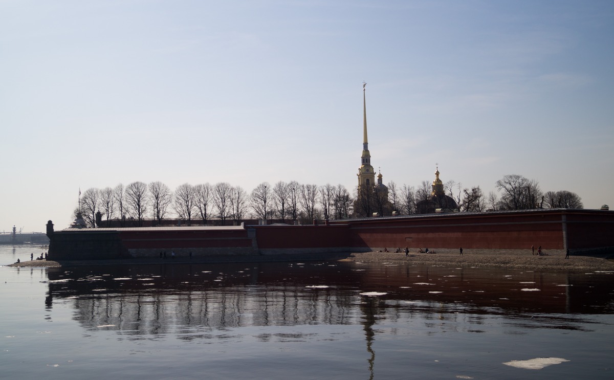 Апрель. Вид на Петропавловскую крепость с Троицкого моста.