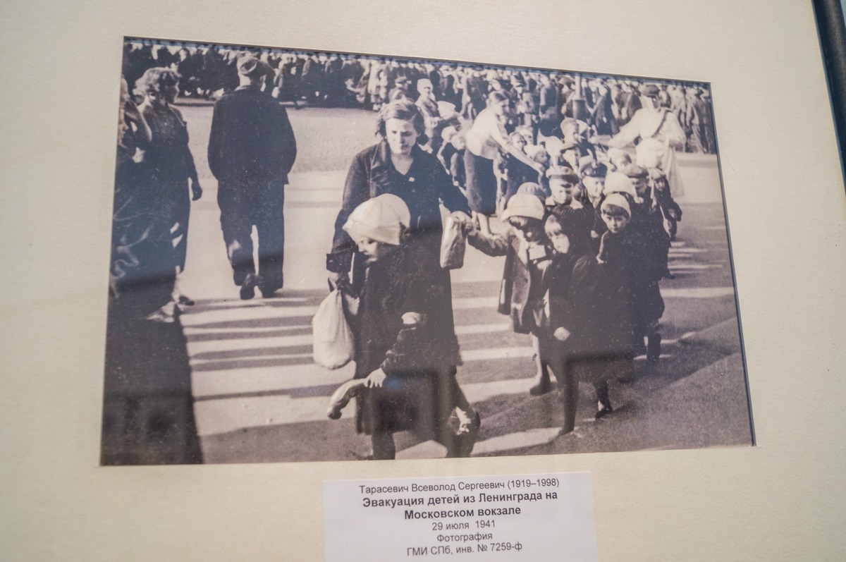 Выборгский замок. Фотовыставка о Блокаде. Эвакуация детей из Ленинграда на Московском вокзале. 29 июля 1941 года.