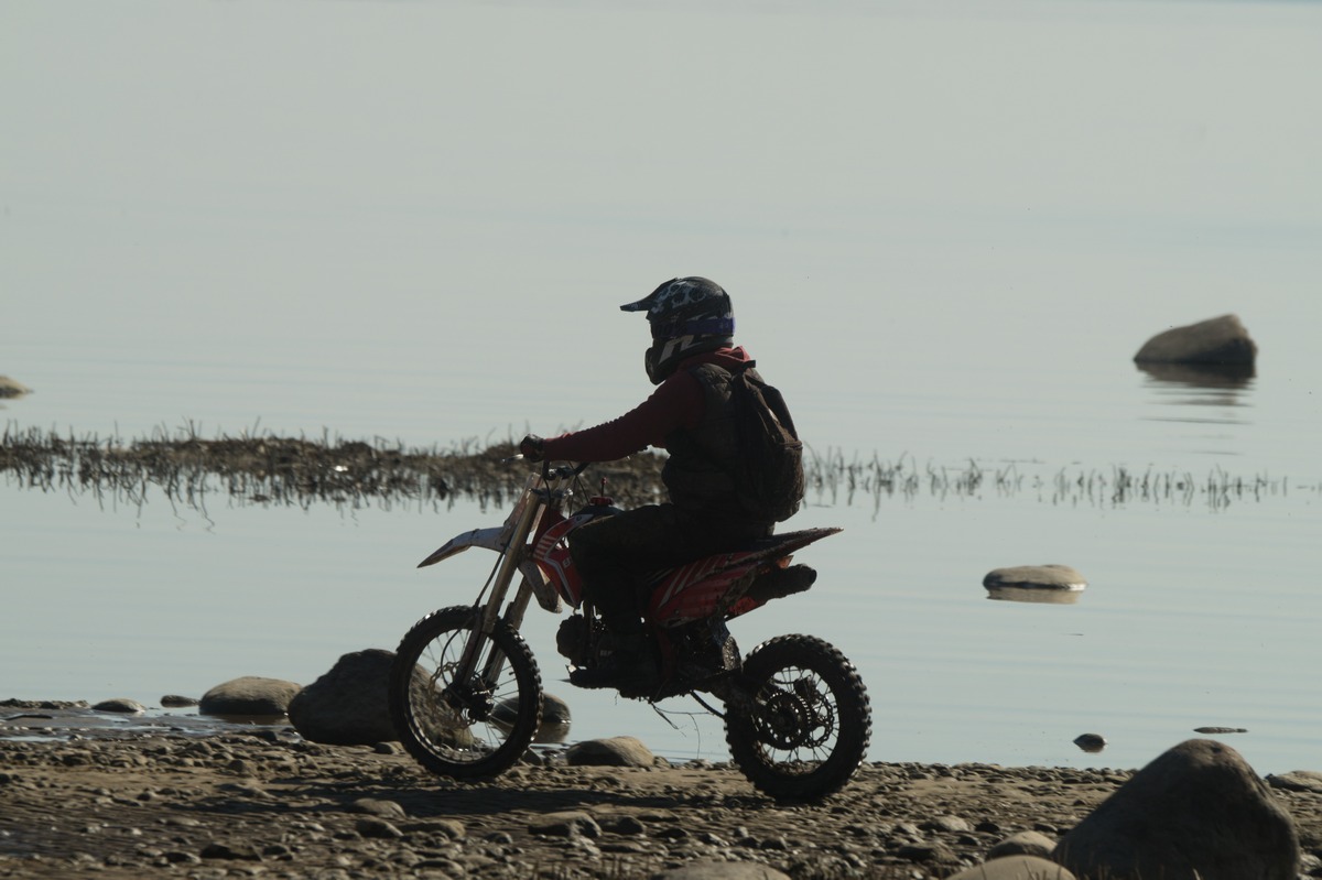 В Ольгино. Мотоциклисты на берегу залива.